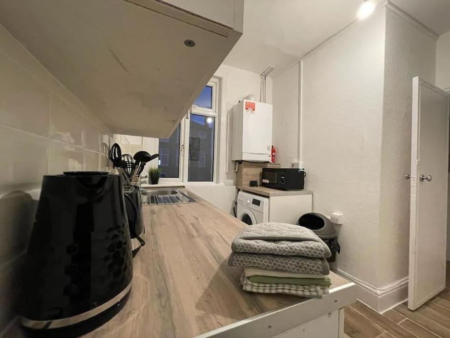 Comfy 2 Bedroom On Tower Bridge London Eksteriør billede